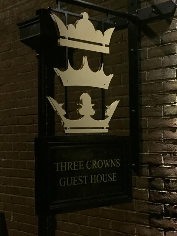 Three Crowns Guest House 솔즈베리 외부 사진